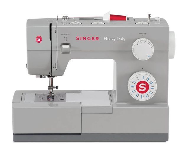 Se muestra una máquina de coser Singer sobre un fondo blanco.
