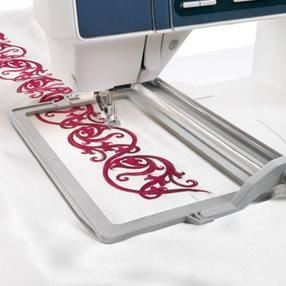 Una máquina de coser borda un patrón en un trozo de tela.