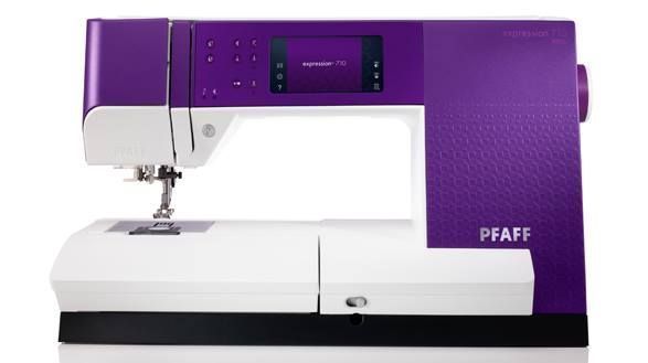 Una máquina de coser morada y blanca fabricada por Pfaff.