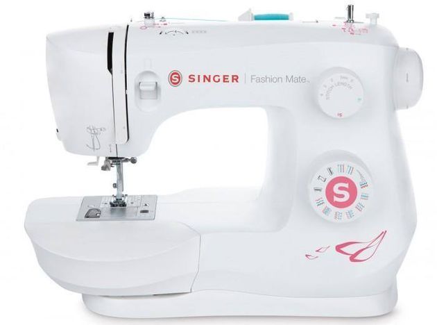 Una máquina de coser Singer blanca sobre un fondo blanco