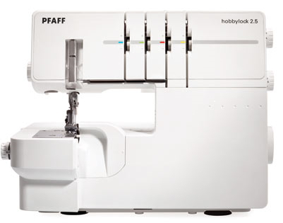 Una máquina de coser Pfaff Hobby Lock 2.5 blanca sobre un fondo blanco