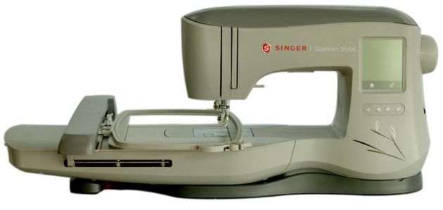 Una máquina de coser Singer está sobre una superficie blanca.