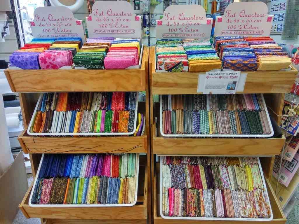 Una exhibición de cintas y telas en una tienda