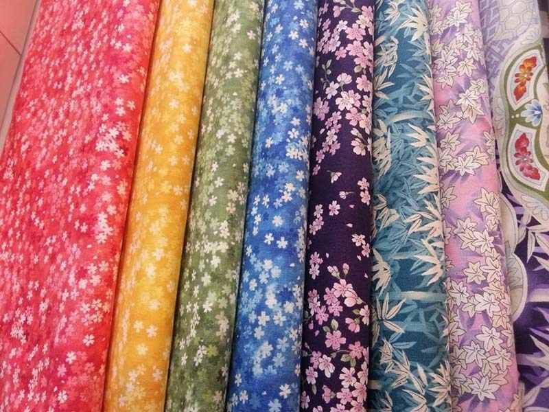 Un montón de telas de diferentes colores con flores.