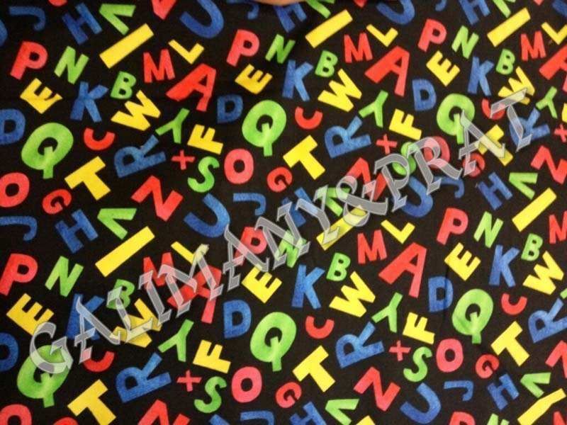 Un patrón de letras coloridas sobre un fondo negro.