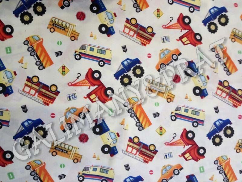 Una tela blanca con vehículos de construcción.