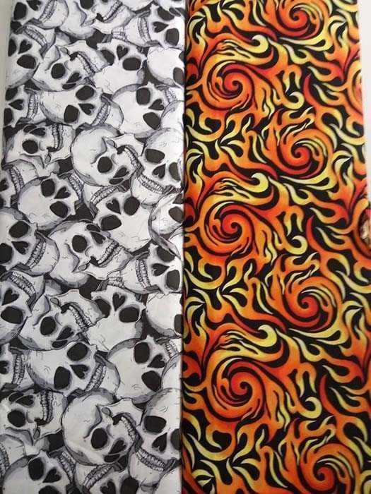 Un par de corbatas con calaveras y llamas.