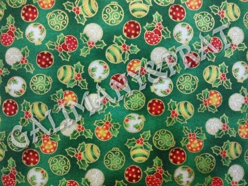 Una tela verde con bolas navideñas y acebo.