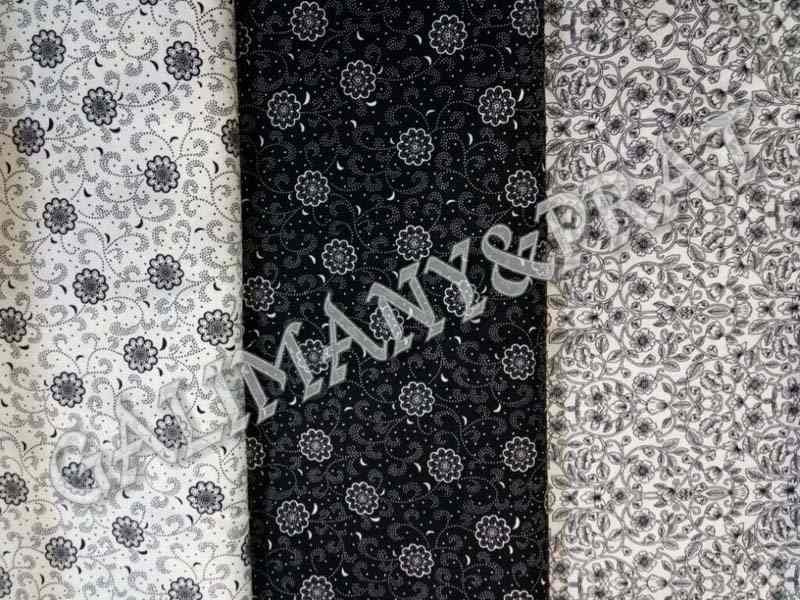 Tres piezas de tela con diferentes patrones están colocadas una al lado de la otra.