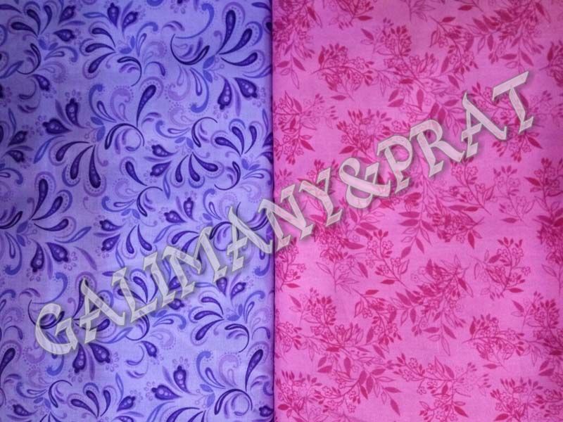 Dos trozos de tela, uno morado y otro rosa, están uno al lado del otro.