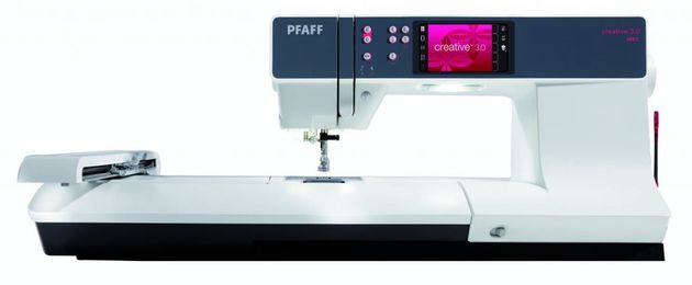 Una máquina de coser Pfaff está sobre una superficie blanca.