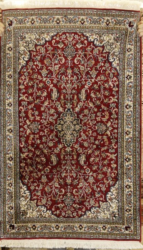 Teppich mit rotem Muster