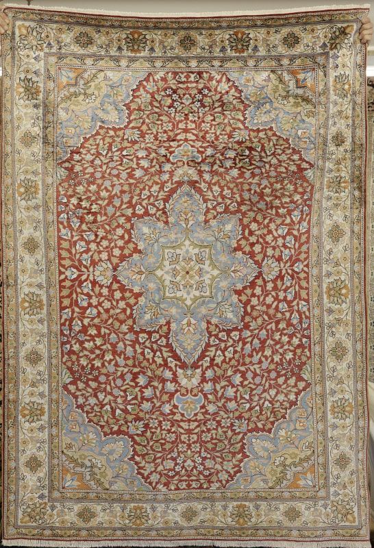 Teppich mit rotem Muster