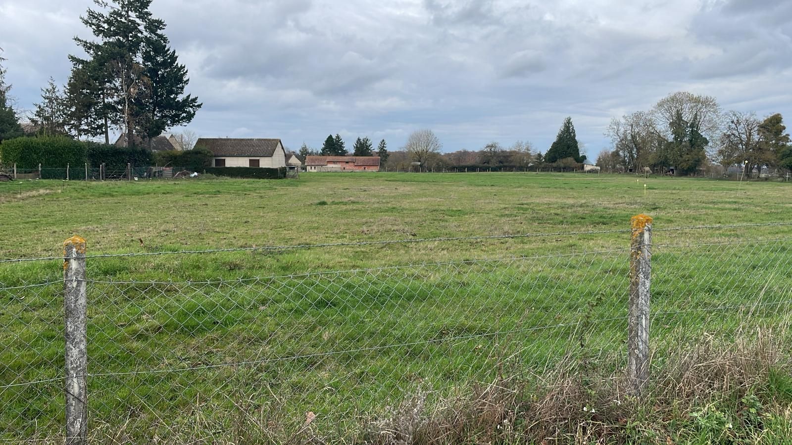 Terrain à bâtir avec un grillage