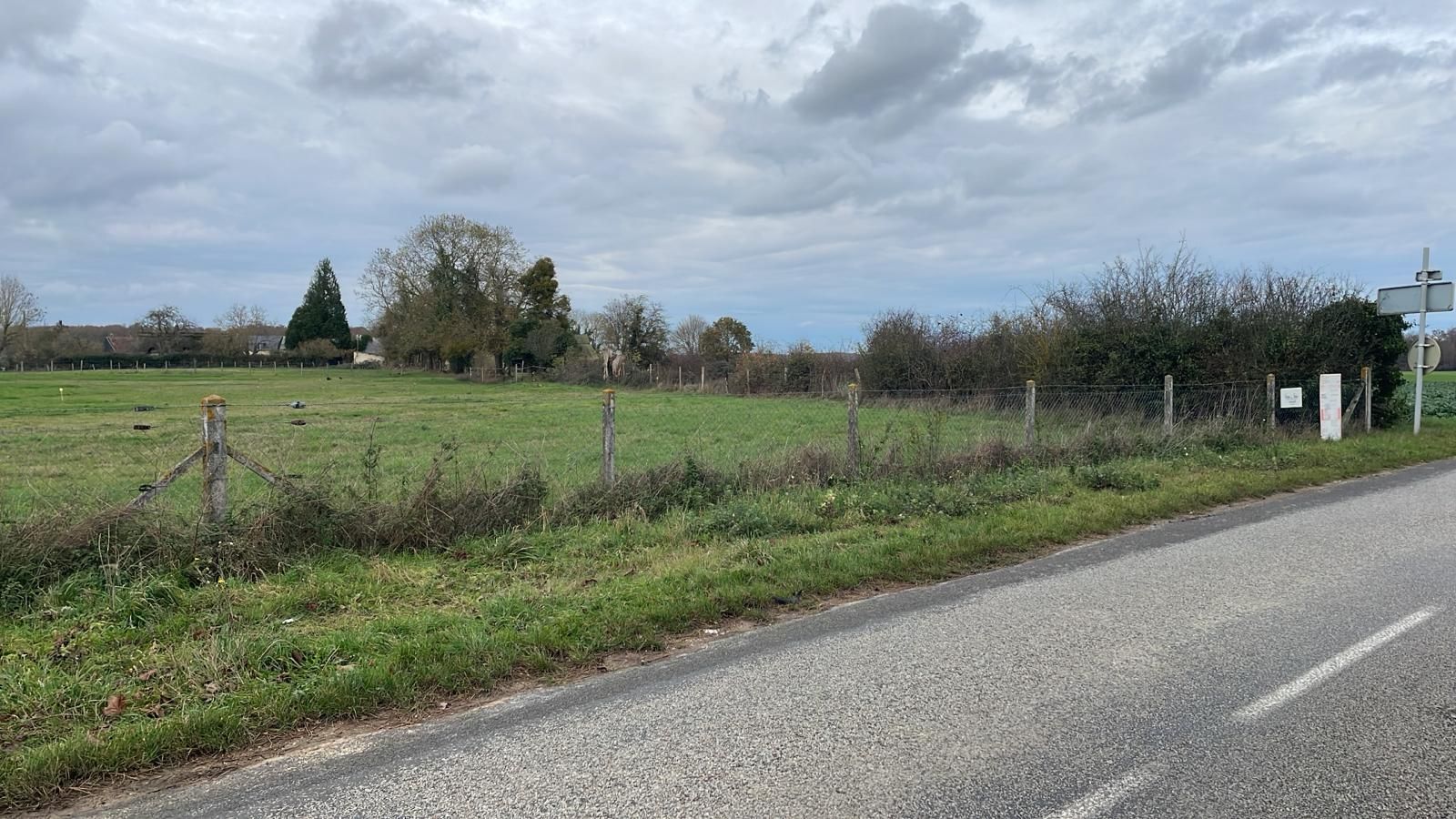 Terrain à bâtir à côté d'une route