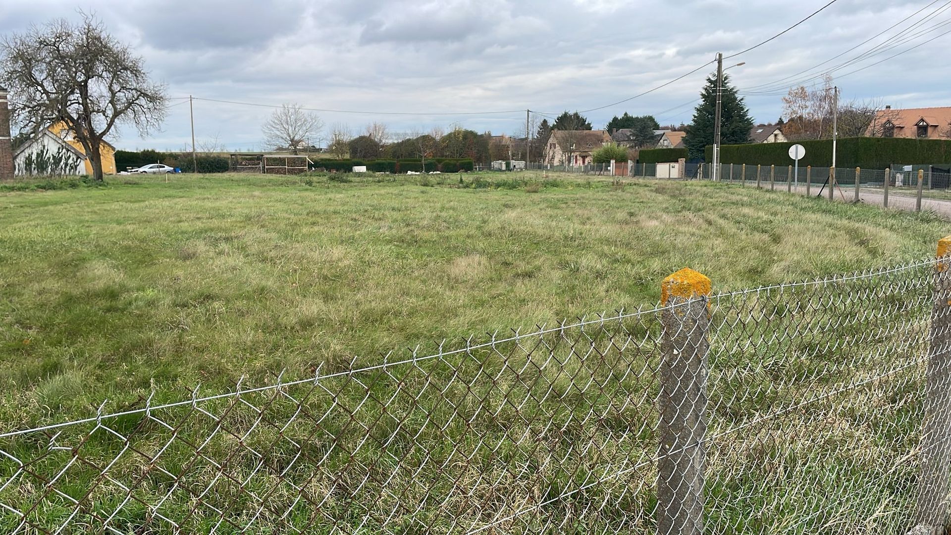 Terrain à bâtir avec grillage