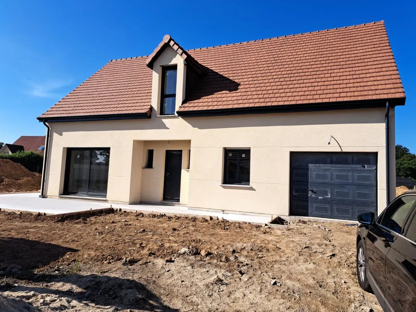 Maison avec lucarne et garage