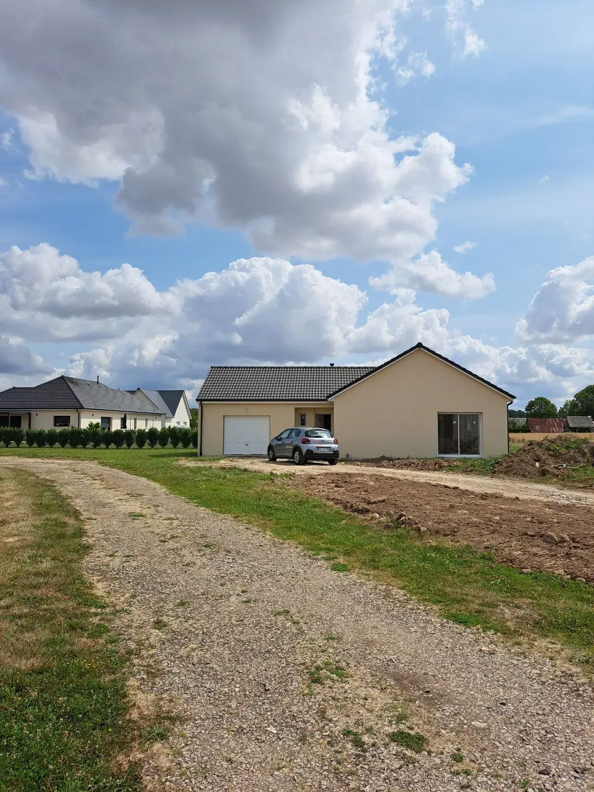 Maison de plain-pied avec ciel bleu