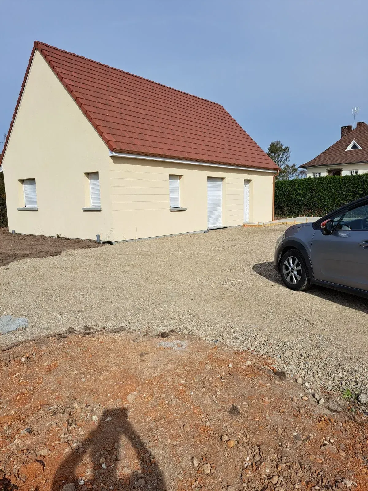 Maison neuve avec voiture