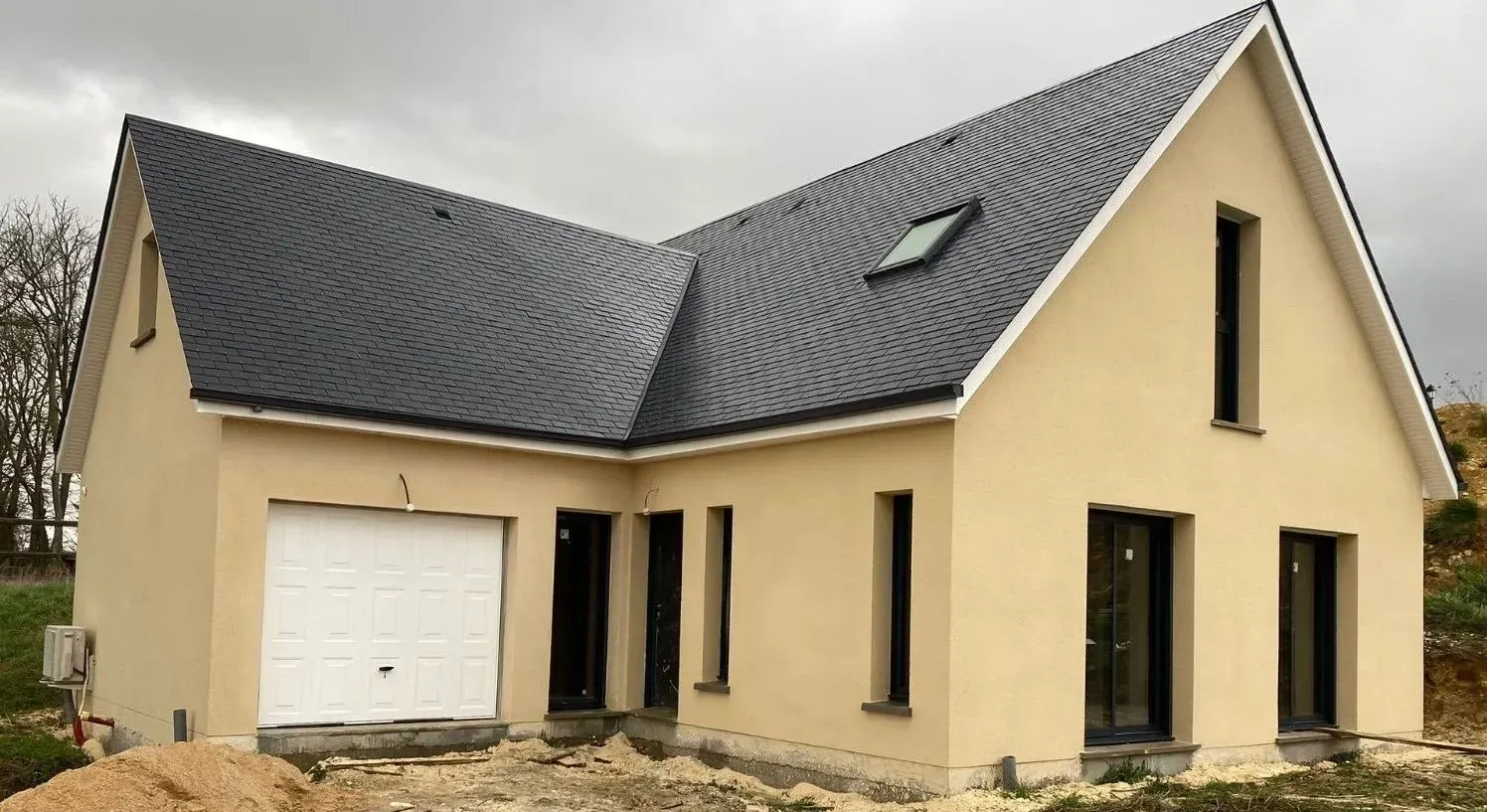 Maison beige avec fenêtre de toit