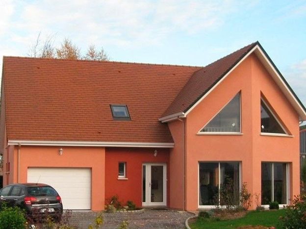 Maison avec façade rouge