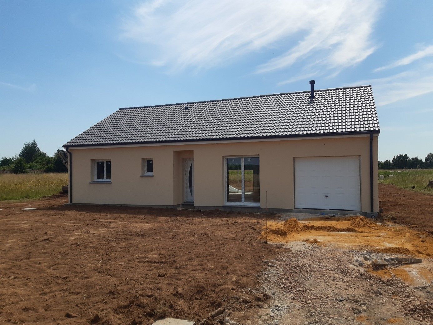 Maison de plain-pied et terrain de terre