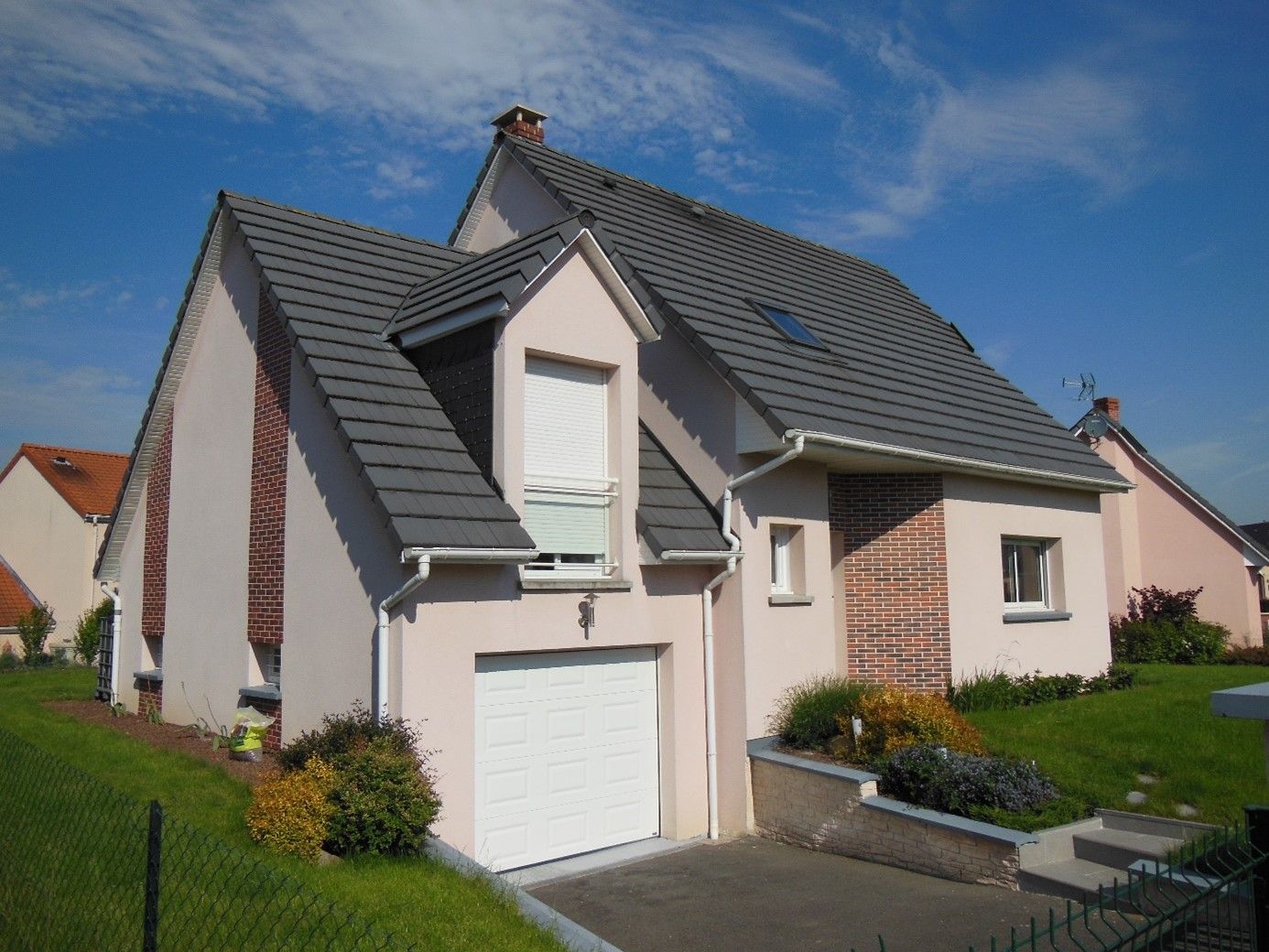 Maison avec tuiles noires