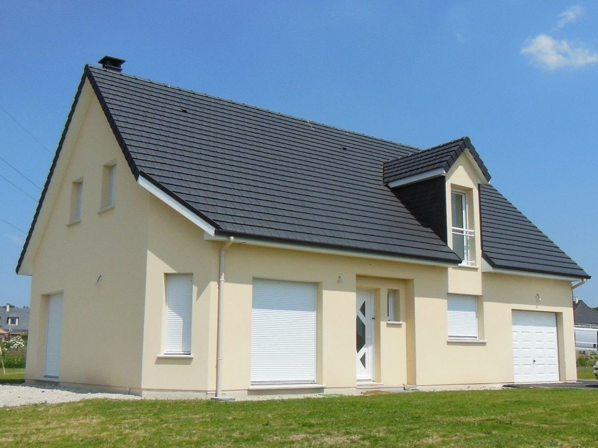 Maison aux murs jaune avec une lucarne