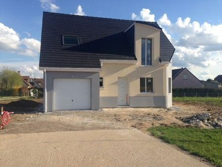 Maison avec grande fenêtre