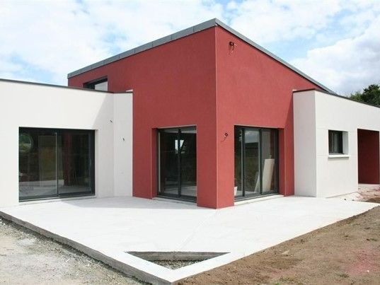 Maison rouge et blanche avec toit plat