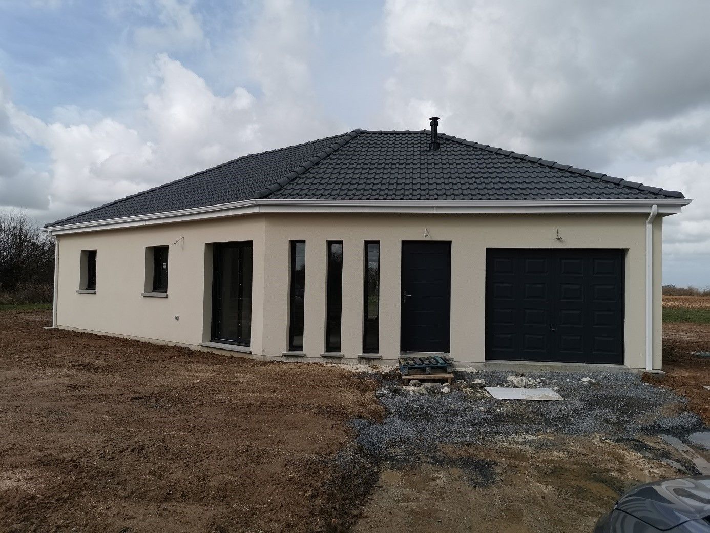 Maison avec porte et porte de garage noires