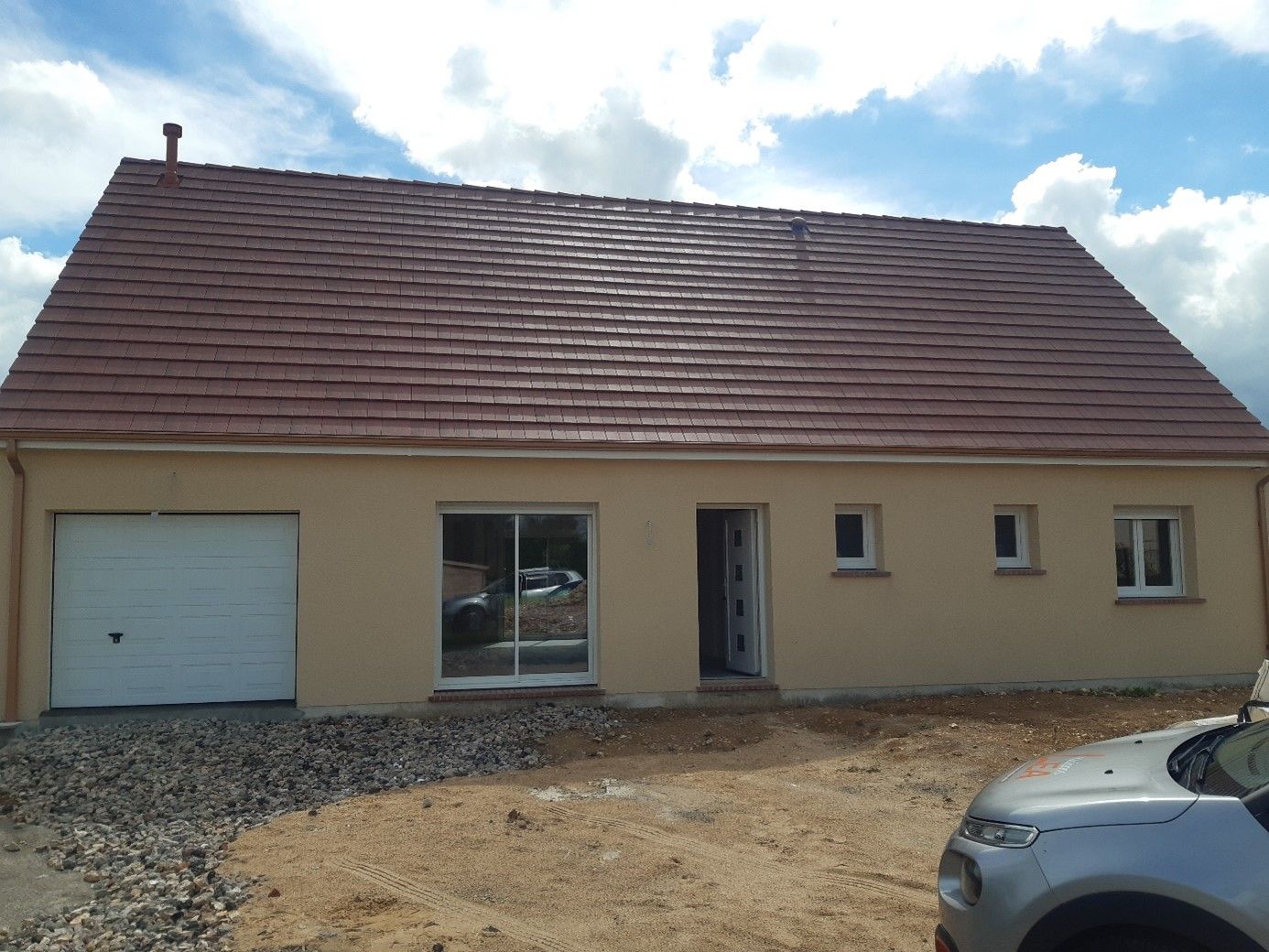Maison avec voiture garée devant