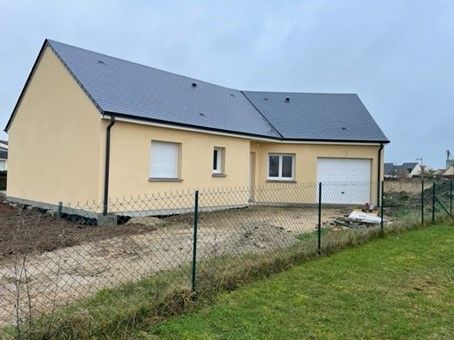 Maison jaune et tuiles noires