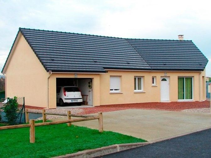 Maison avec voiture dans le garage