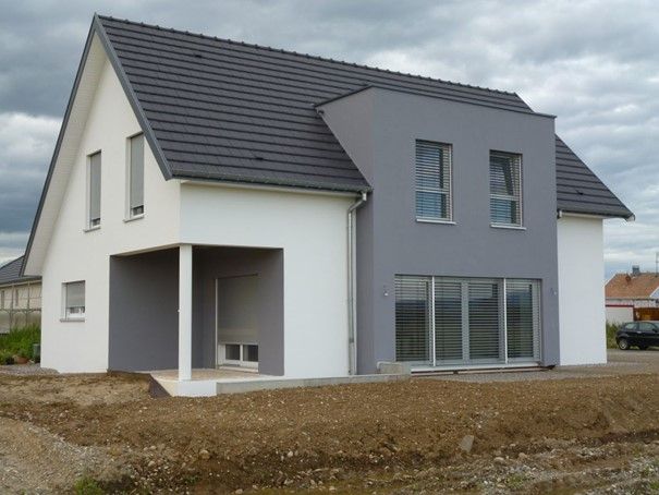 Maison grise et blanche