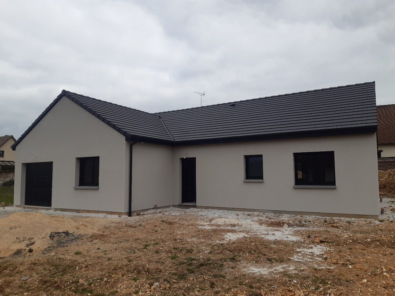 Maison grise en forme de L