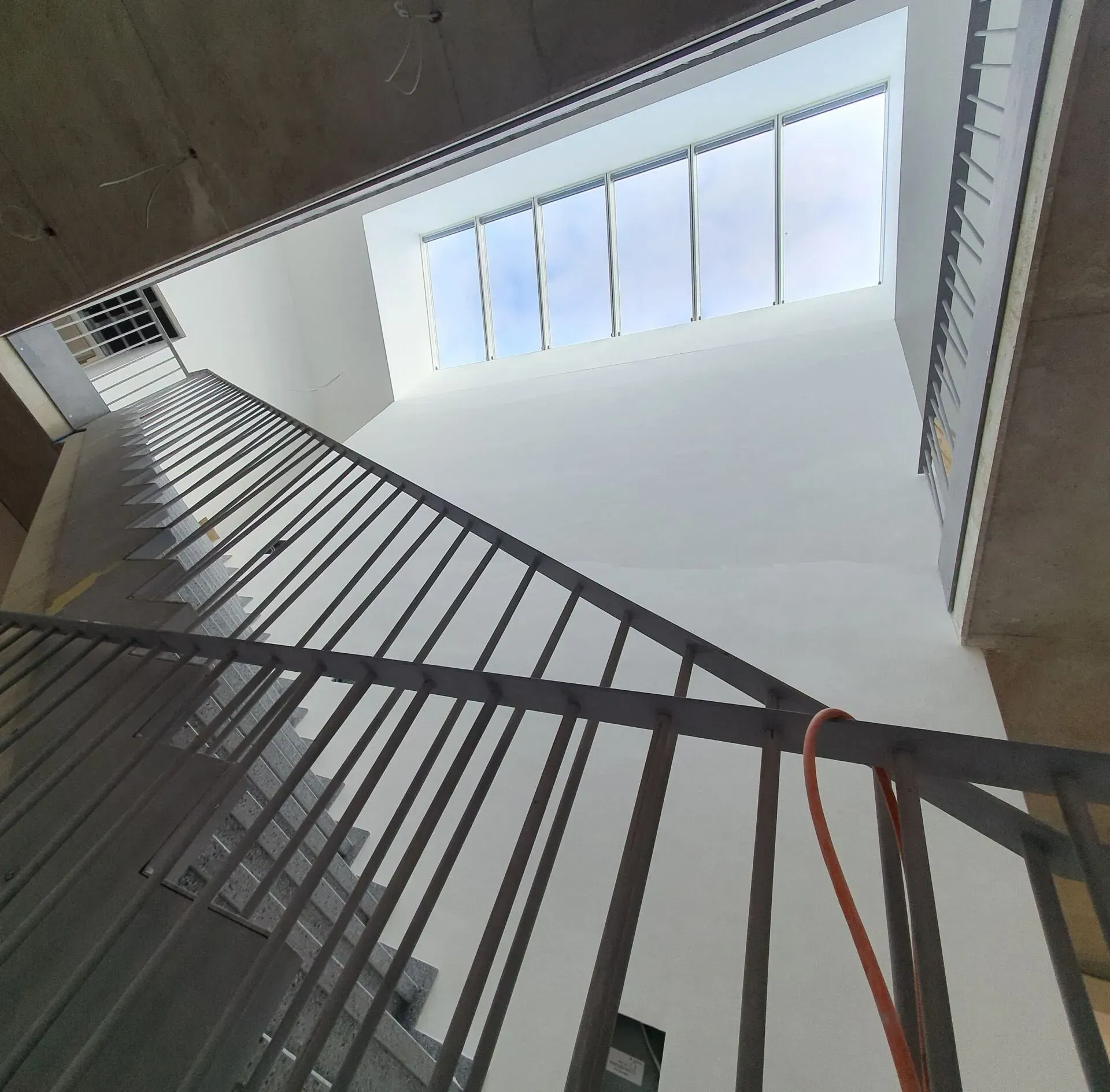 Hoher, offener und lichtdurchfluteter Flur mit Dachfenstern, die Licht spenden