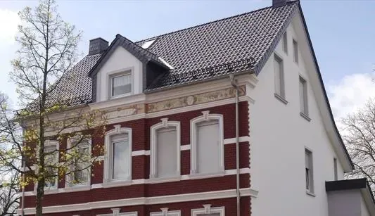 Historisches Gebäude mit neuem Dach