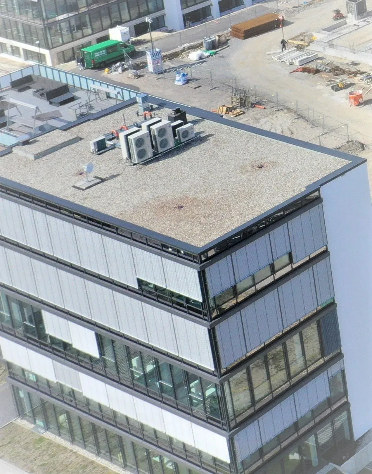 Hohes Gebäude mit Flachdach