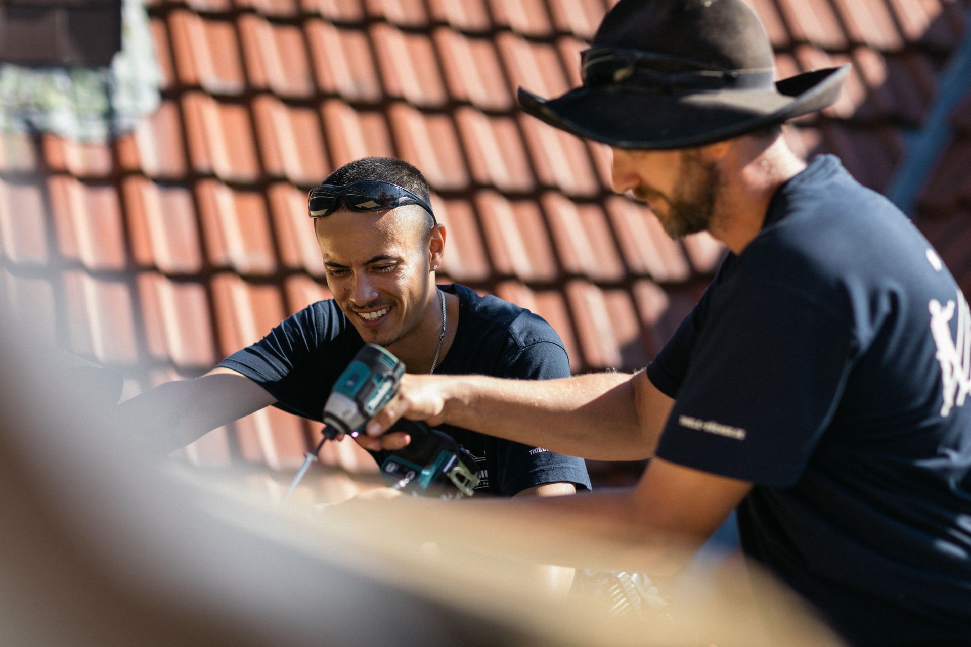 Flachdach wird von drei Dachdeckern bearbeitet