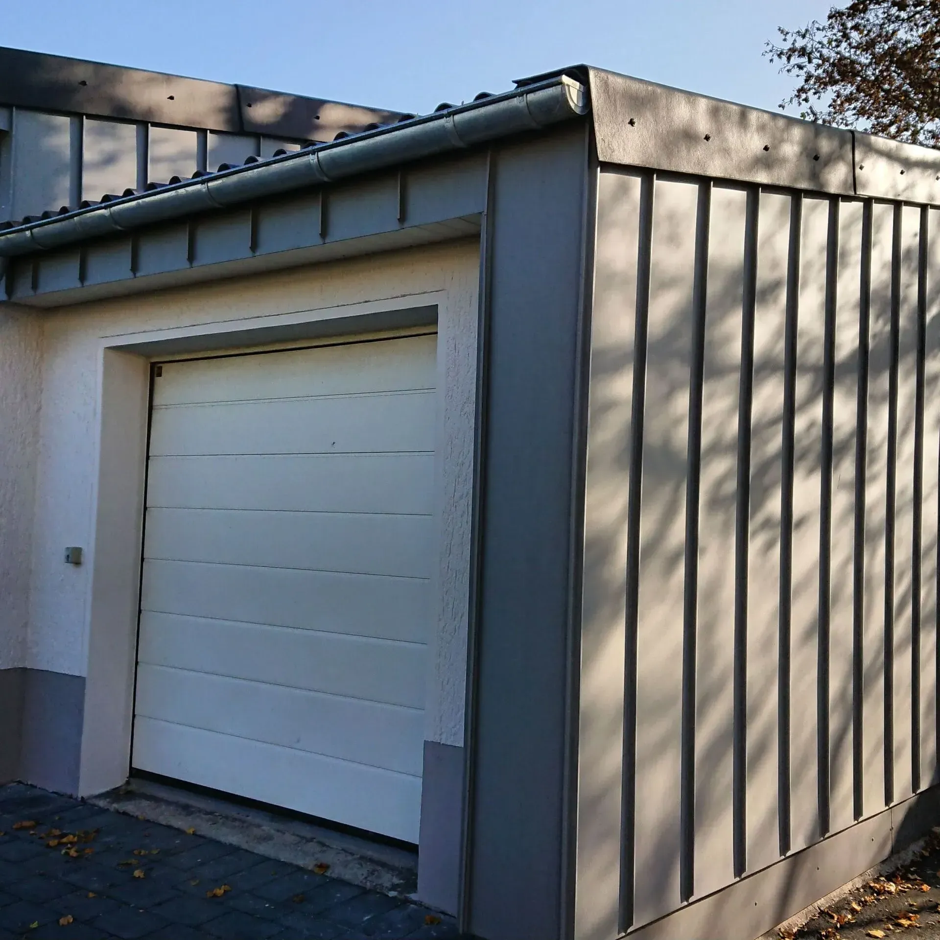 Garage mit dunkel gedecktem Dach und neuer Fassade