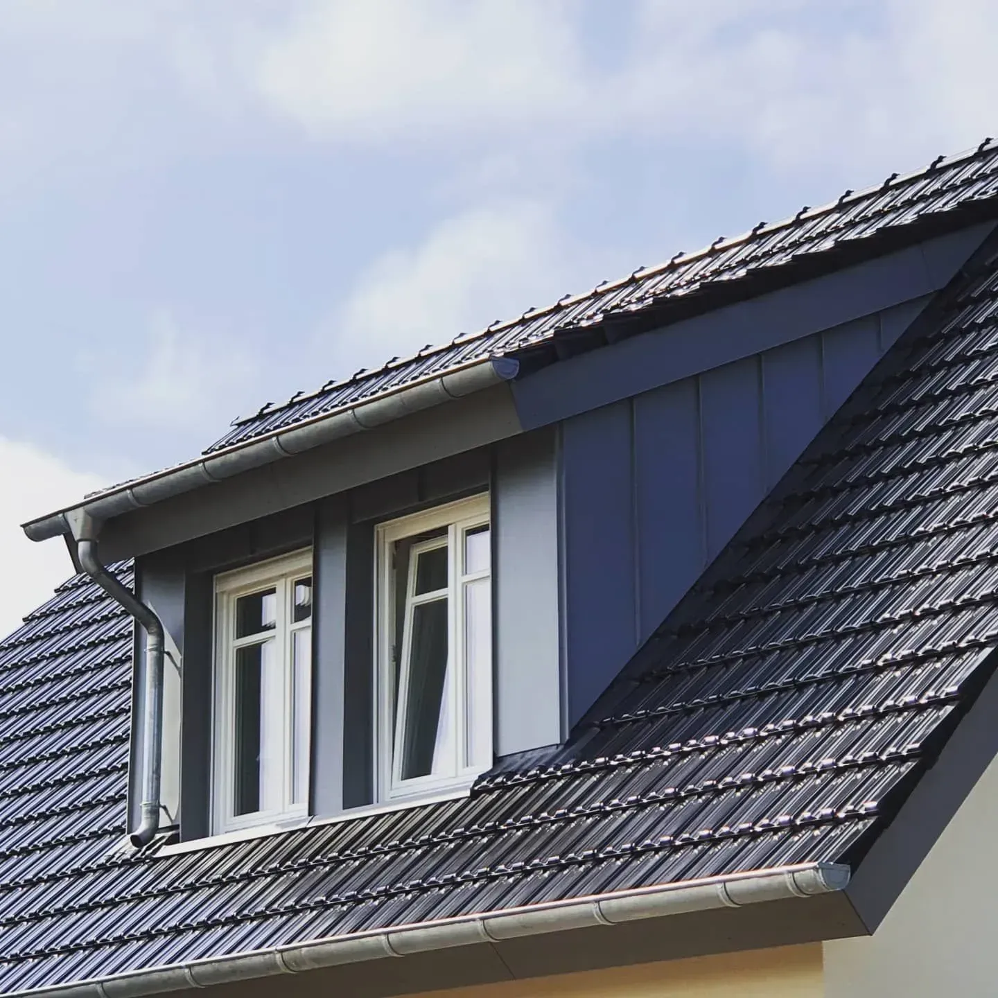 Dunkel gedecktes Dach mit Dachfenstern