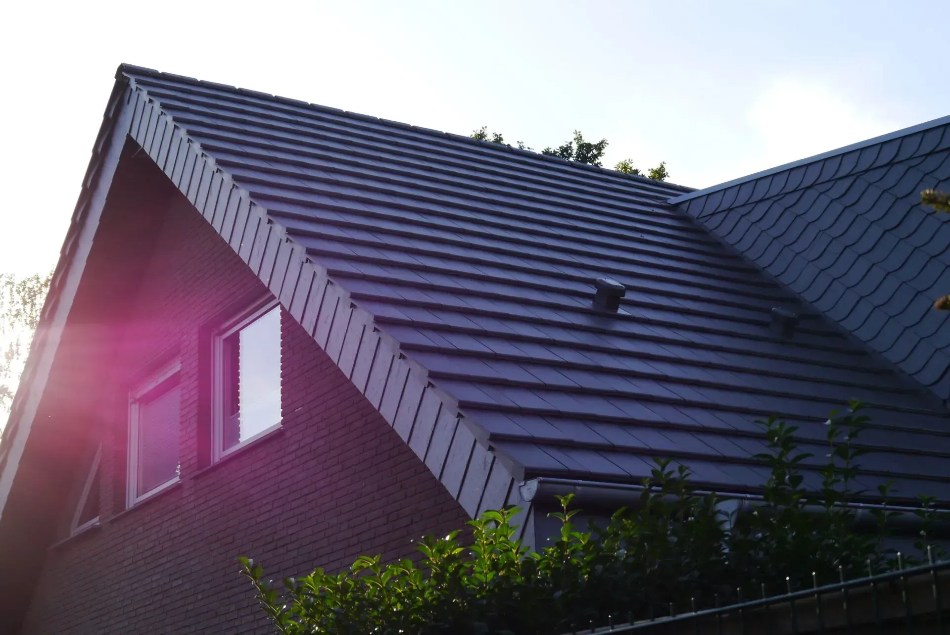 Dunkel gedecktes Dach