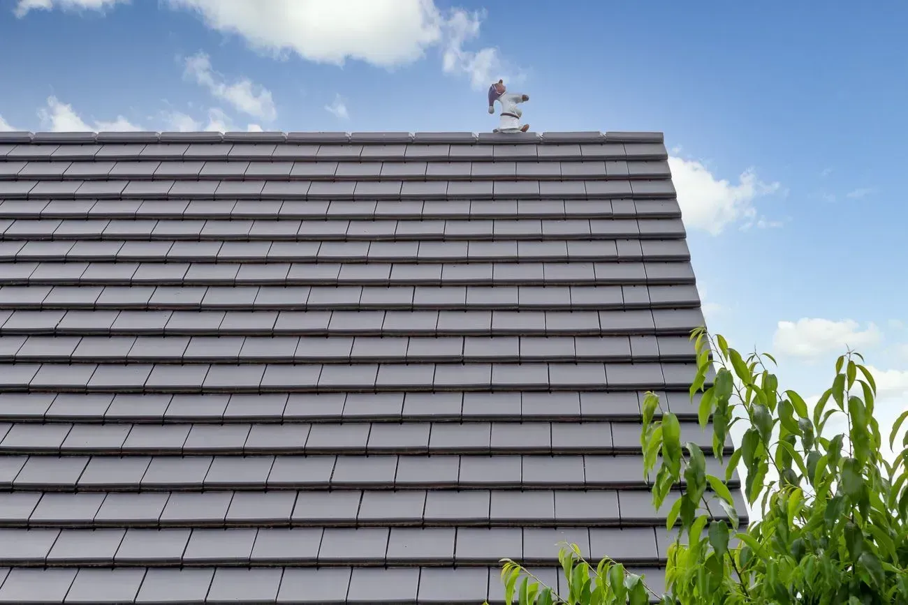 Modernes gedecktes Dach mit dunklen Schindeln