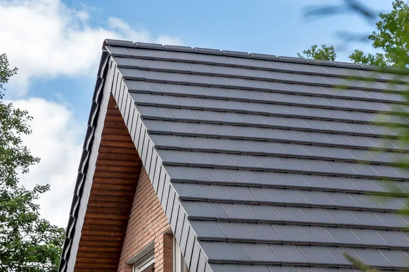 Dunkel gedecktes Dach