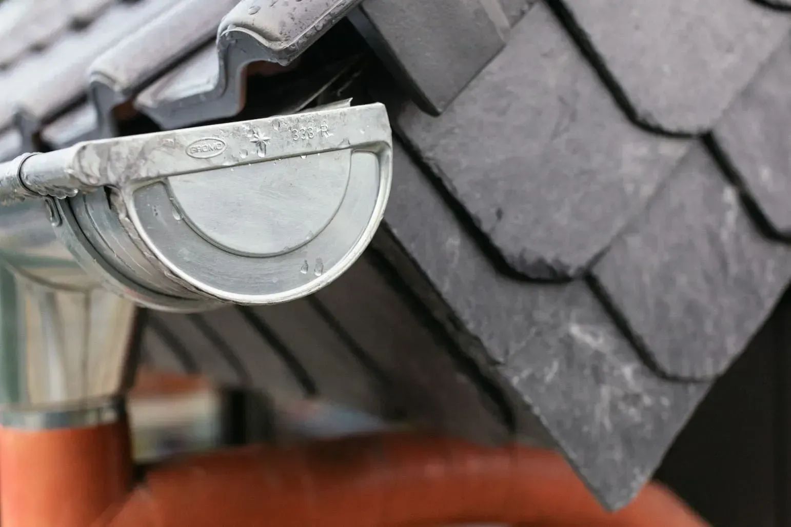 Regenrinne an einem Dach