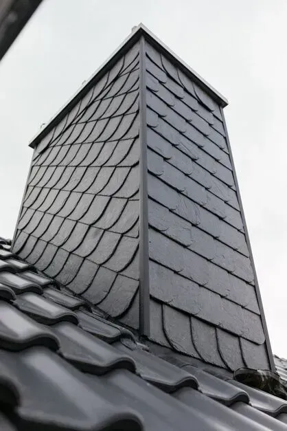 Schornstein mit Schiefer vertäfelt