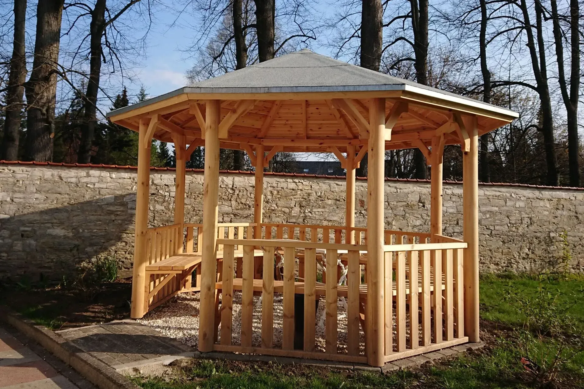 Runde, offene Grillecke mit Überdachung