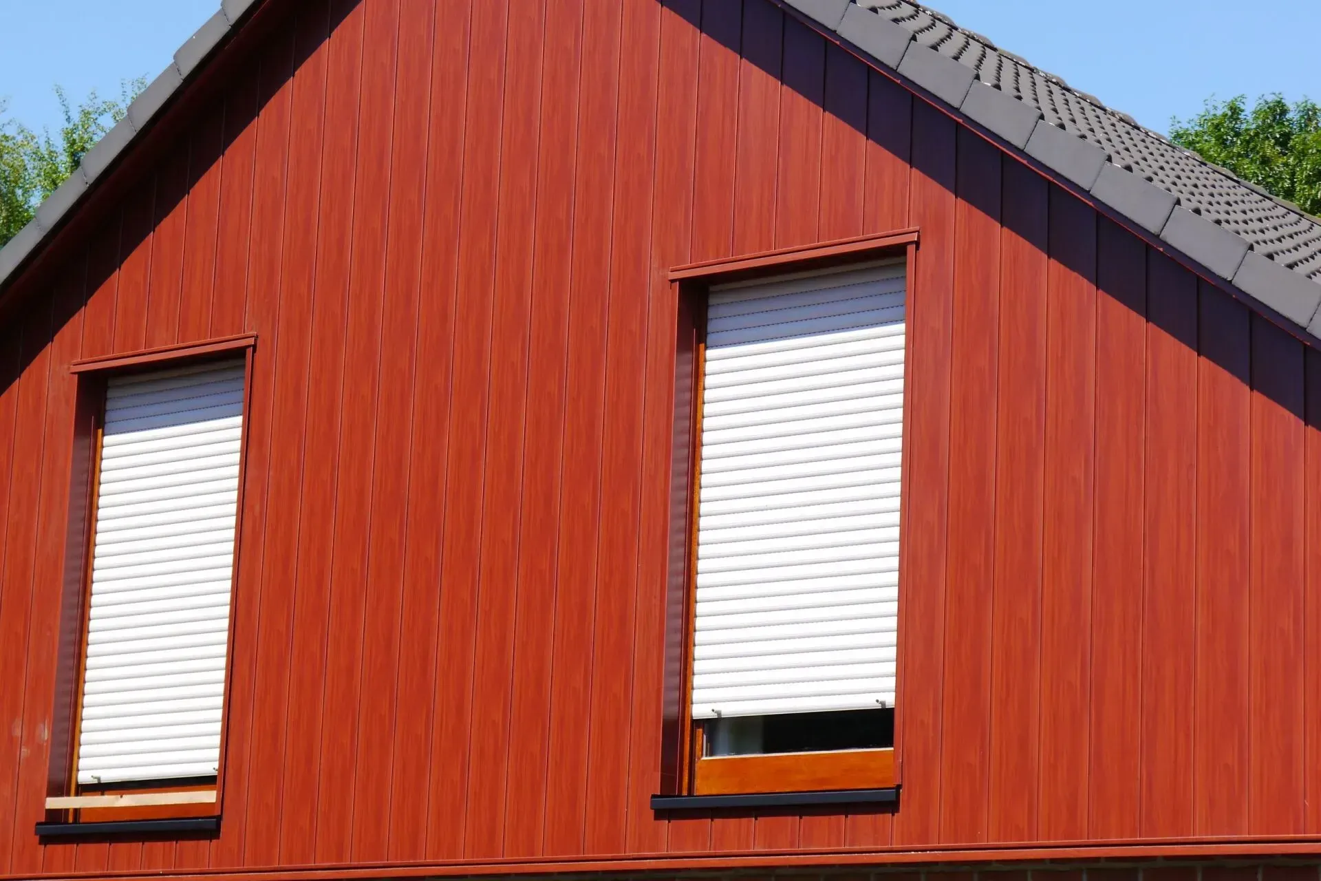 Rotes Haus mit neuen Dach