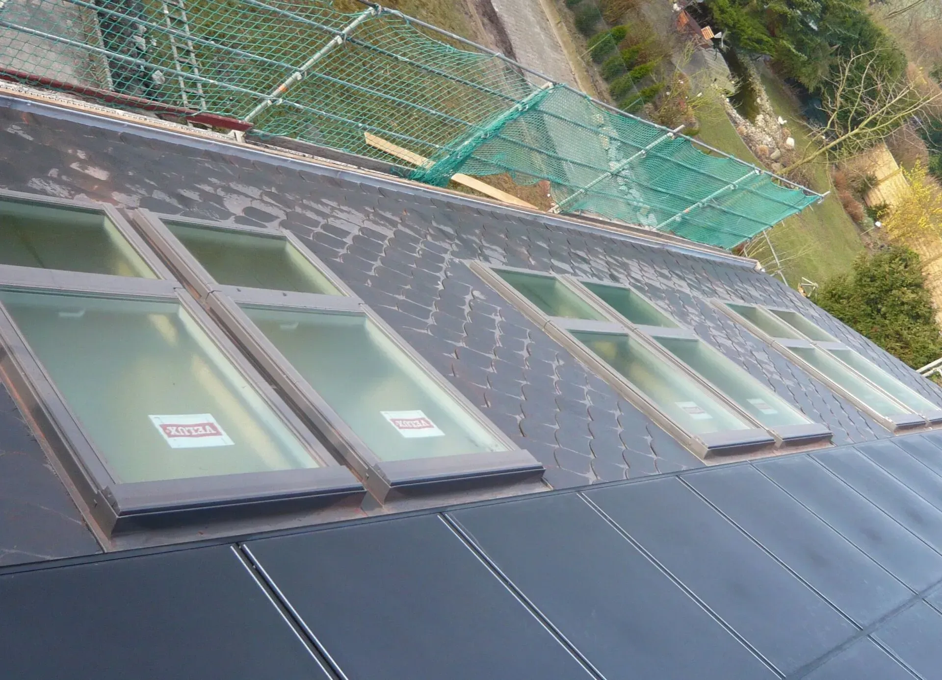 Dachfenster in der Schräge von außen